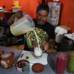 Pulque, el licor blanco de la tierra que sobrevive al paso del tiempo