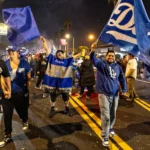 Los Ángeles se pinta de azul para festejar a sus Dodgers, en el cumpleaños de Valenzuela (Videos)