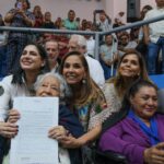 Entrega Mara Lezama a familias de Solidaridad, títulos de propiedad