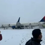  Evacúan con toboganes a pasajeros de un avión varado en la nieve (Videos)