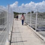 Da mantenimiento la SEOP al puente de la población de Akumal