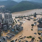 Inundaciones graves en el sur de China provocan evacuaciones y sumergen autos (Video)