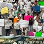“Nos tiene hartos la violencia”: marchan para exigir justicia por asesinato del exdirector de hospital en Poza Rica