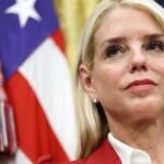 Pam Bondi es despedida por Trump y vuelve a casa en un momento especialmente humillante (Video)
