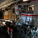 Impresionantes imágenes de choque de dos trenes en Indonesia (Videos)