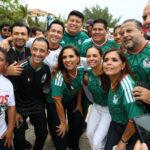 Disfrutan Ana Paty Peralta y Mara Lezama el juego inaugural en el ‘Fut Fest’