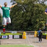 Reinstalan figuras gigantes de futbolistas en Chapultepec