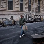Anuncia Francia toques de queda tras disturbios en protestas
